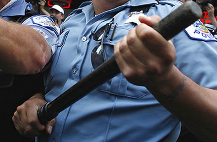  Gaşca de bătăuşi în uniforme: Luat cu targa după ce a fost „tocat“ cu bastoanele în sediul Poliţiei