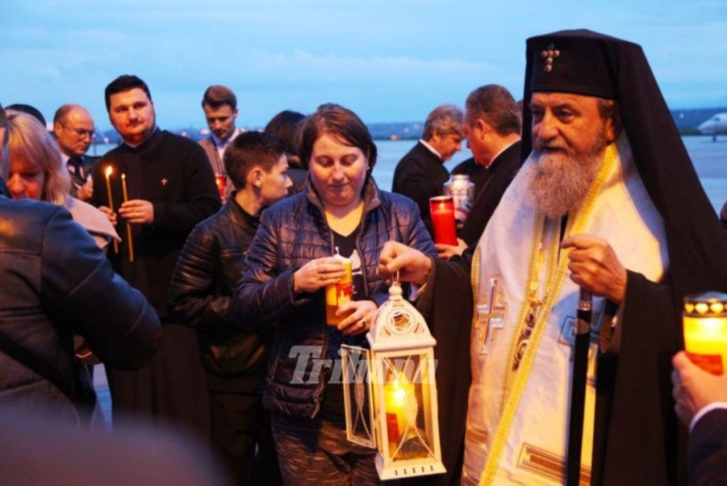 Lumina Sfântă de la Ierusalim a fost adusă în România. Va fi împărţită în toată ţara