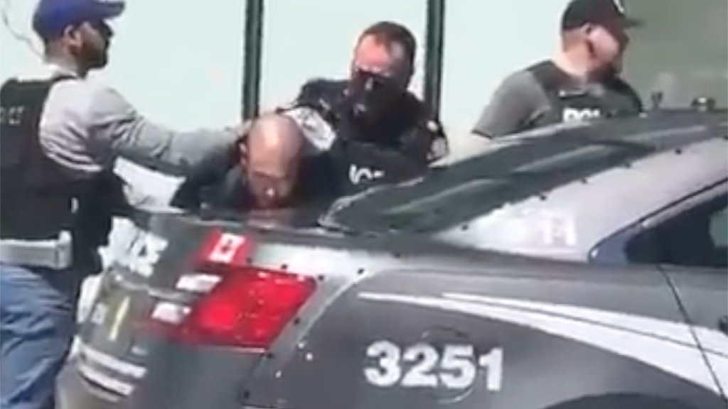  VIDEO: Momente tensionate între autorul atacului din Toronto și un polițist