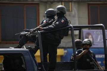  Mexic: Bărbaţi înarmaţi au atacat poliţia federală în şase oraşe din Michoacan. Peste 20 de persoane au murit