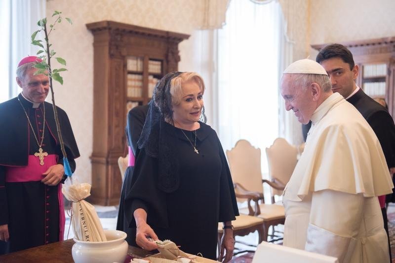  Papa a primit de la Viorica Dăncilă un puiet de măr Florina, semințe și alte plante