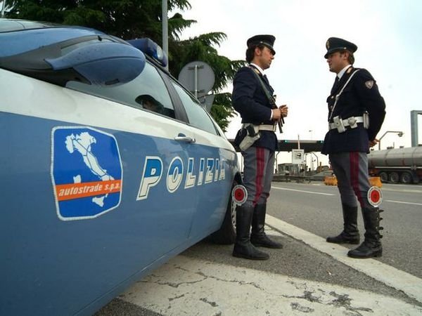  Un bărbat din Târgu Frumos a încercat să mituiască doi poliţişti italieni