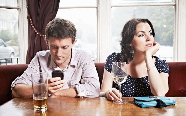  Studiu: Mai bine îţi înşeli partenerul decât să stai cu nasul în telefon