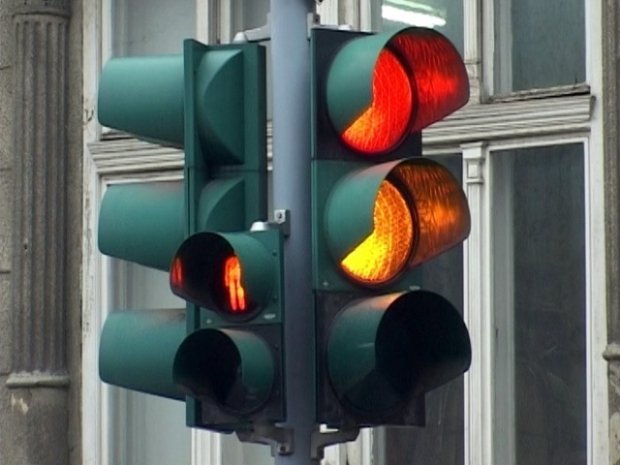  Se aprind toate semafoarele montate în intersecţii. Schimbări majore în trafic