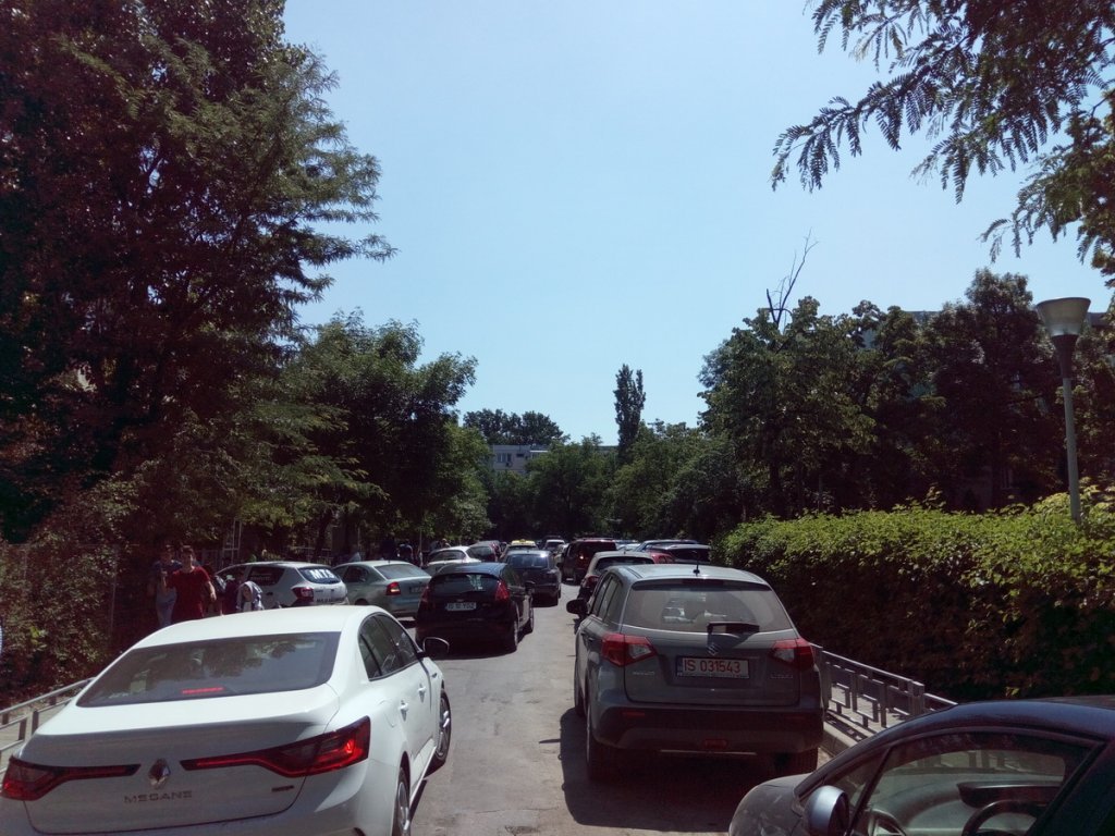  FOTO: Mai încap mașini? Așa arată o străduță din preajma unei școli la terminarea cursurilor