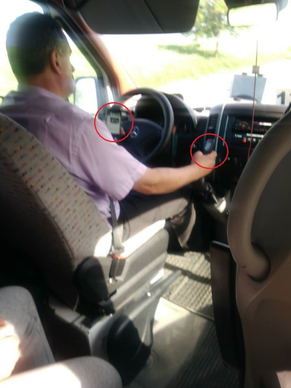  (VIDEO-FOTO) Şofer de maxi-taxi, surprins în timp ce utiliza mobilul şi nu era atent la drum