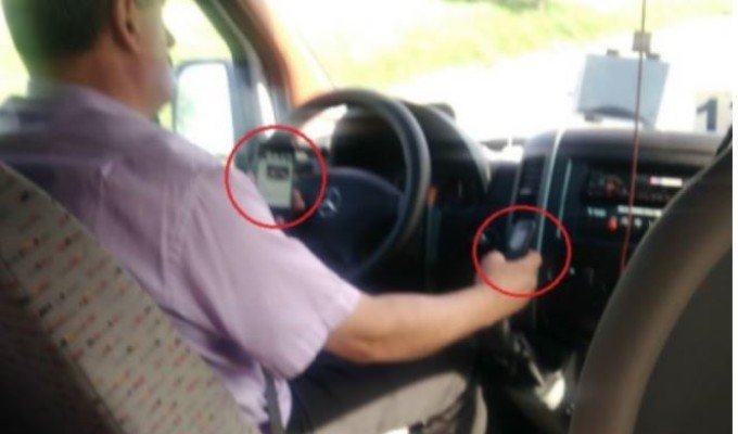  (VIDEO-FOTO) Şoferul de microbuz care conducea cu două telefoane în mâini, chemat la Poliţie