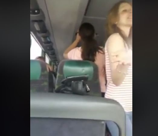  (VIDEO) Un șofer de autocar face live la volan, în timp ce pasagerii dansează pe manele