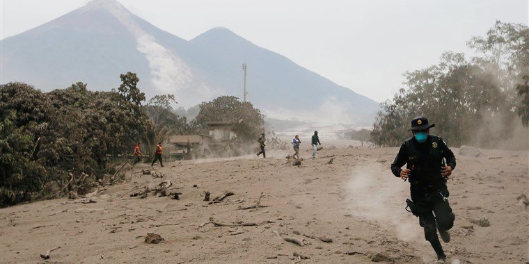  109 morți după erupţia vulcanului Fuego din Guatemala. Căutările au fost sistate