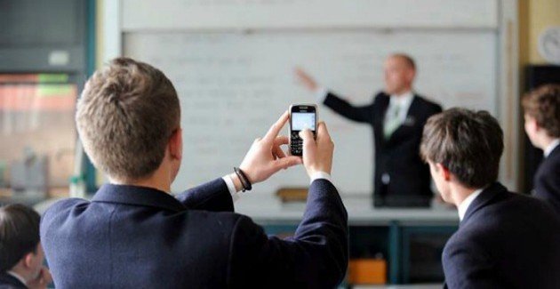  Franţa ar putea interzice utilizarea telefoanelor mobile în școli sau licee