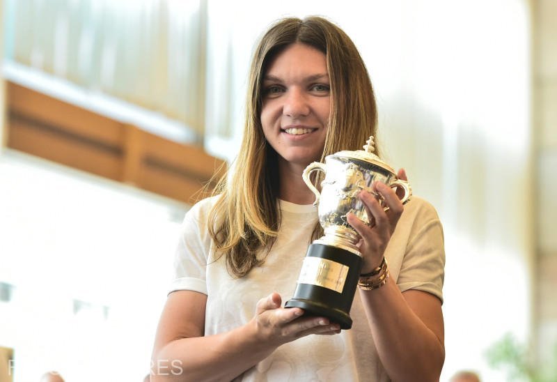  LIVE VIDEO: Simona Halep prezintă trofeul Roland Garros pe Arena Naţională