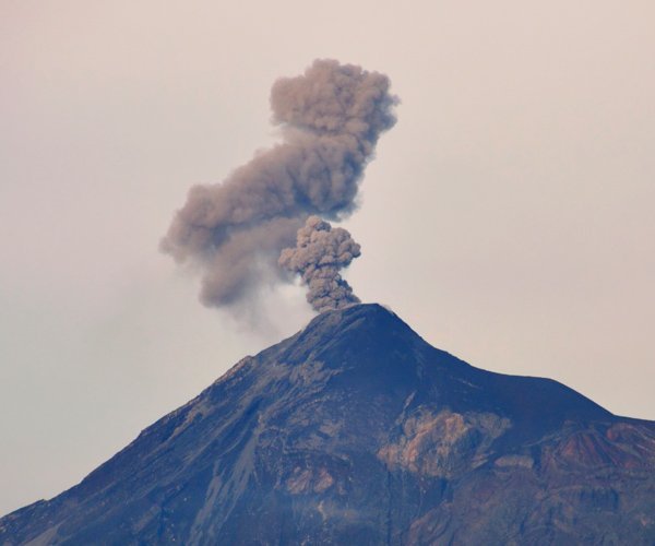  Vulcanul Fuego din Guatemala înregistrează până la 9 explozii pe oră