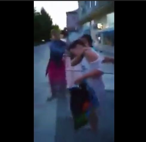  (VIDEO) Imagini şocante: O tânără, snopită în bataie de alte patru persoane