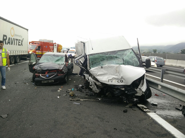  Accident cu patru morţi şi trei răniţi pe autostradă. O maşină a intrat pe contrasens