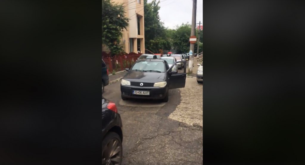  VIDEO: 75 de mașini blocate din cauza unei parcări nereușite în Iași