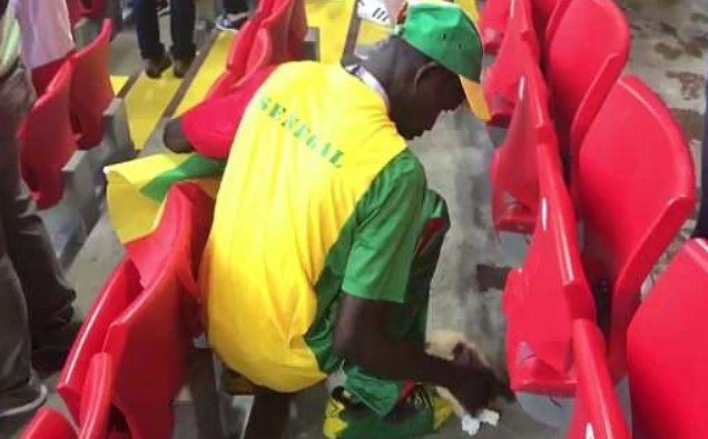  VIDEO: Luați exemplul senegalezilor! Au făcut curat în tribune după meciul cu Polonia