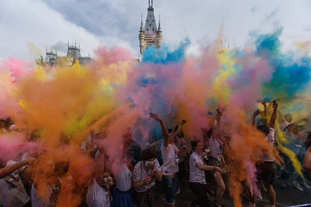  VIDEO: Alergare prin nori de pudră colorată sâmbăta aceasta la Iași