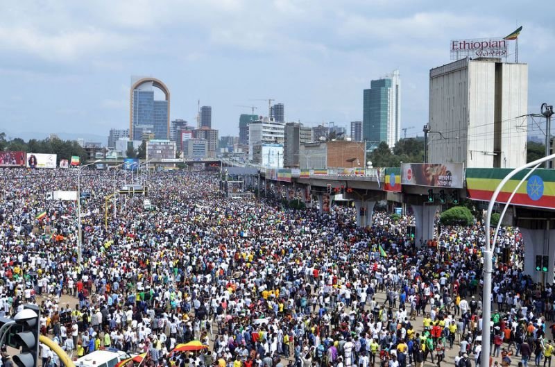  ATENTAT în timpul discursului premierului Etiopiei. Un mort și sute de răniți