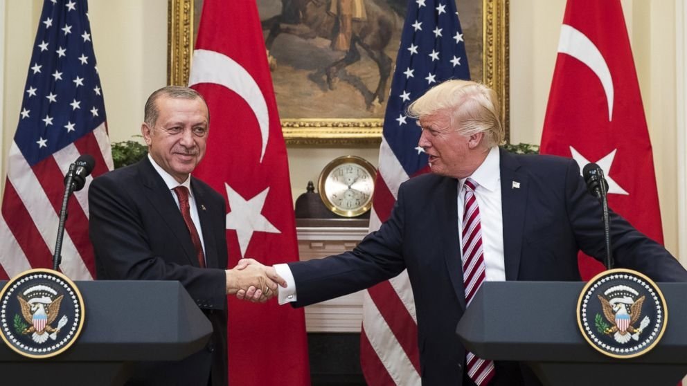  Trump şi Erdogan s-au pus de acord pentru a îmbunătăţi relaţiile dintre Turcia şi SUA