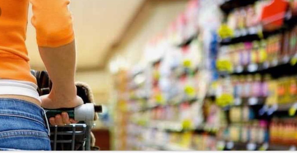  În toiul verii, o femeie a furat 62 de produse anti-transpiraţie din supermarket