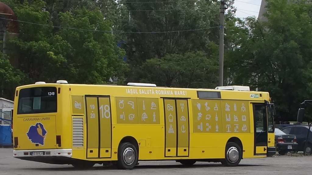  Trei autobuze din Iași au fost vopsite în culorile drapelului național