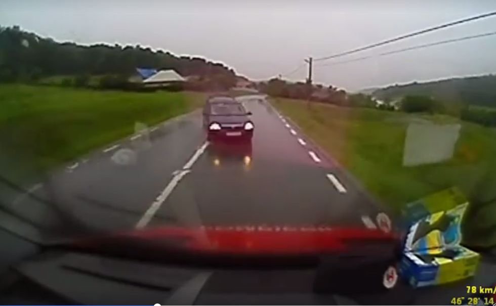  (VIDEO) Impactul frontal între autospeciala ISU şi o maşină, în accidentul de la Bacău
