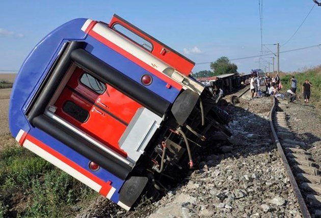  Cel puţin zece morţi şi peste 70 de răniţi în urma unui accident feroviar
