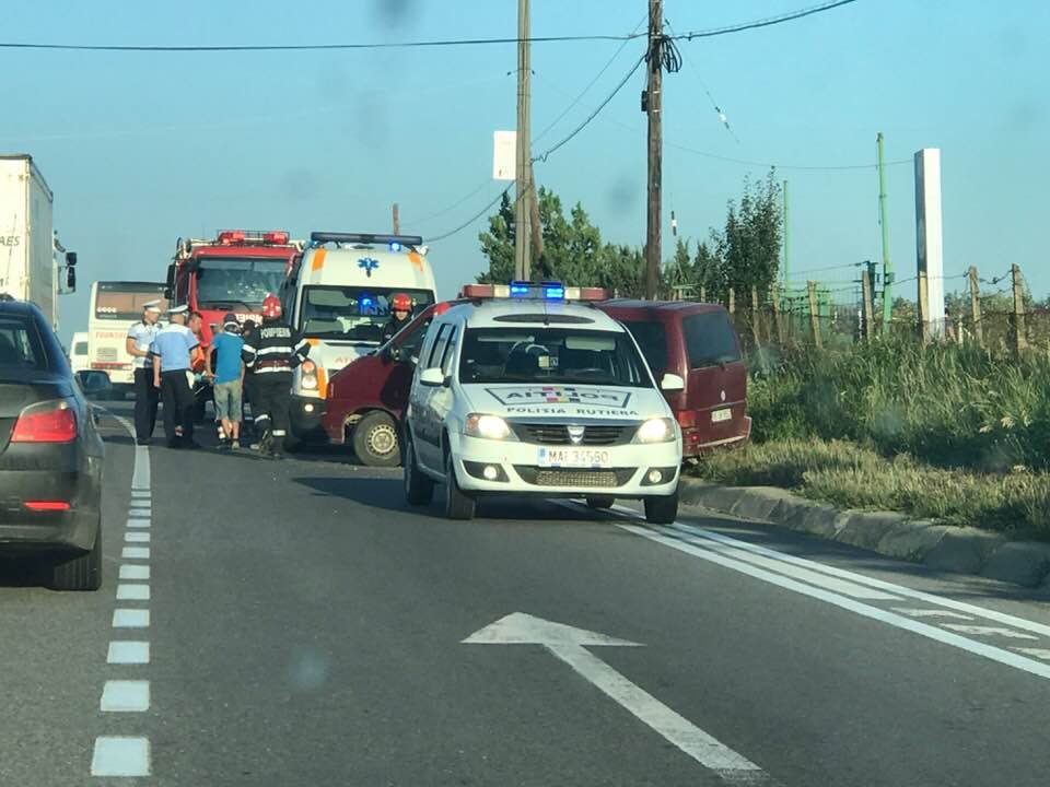  La un pas de o nouă tragedie! Un microbuz cu șapte persoane s-a rostogolit la Iași