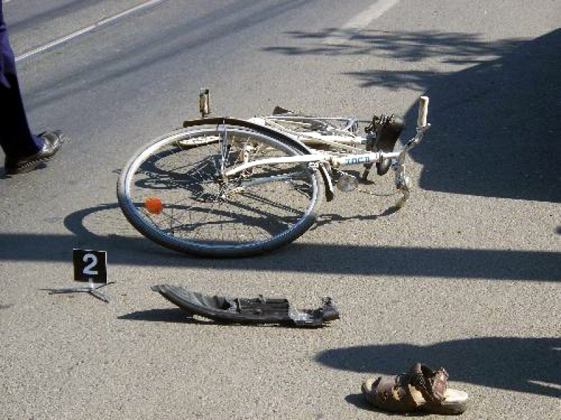  Biciclist de 16 ani băgat direct în spital de oglinda unei maşini