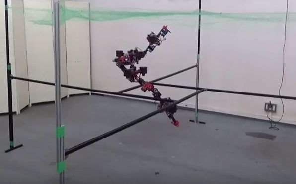  (VIDEO) Cercetătorii japonezi au creat o dronă care-şi poate schimba forma în zbor