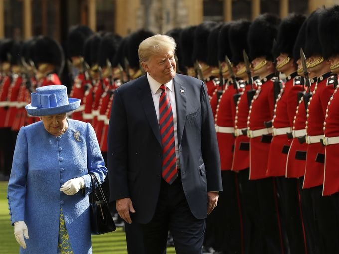  Gafele lui Trump când s-a întâlnit cu regina Elisabeta: a întârziat, a lăsat-o în urmă
