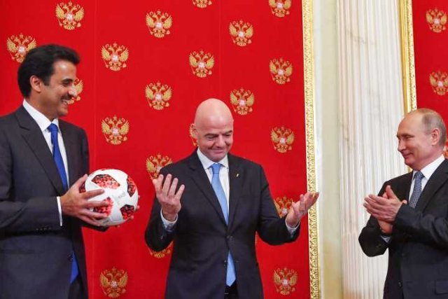  VIDEO: Putin a predat emirului Qatarului organizarea Cupei Mondiale din 2022
