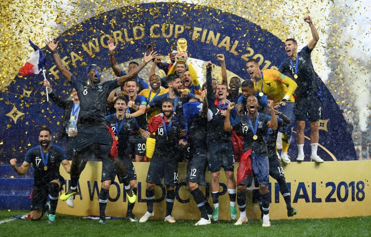 GALERIE FOTO&VIDEO: Trofeul Campionatului Mondial acordat pe o ploaie torențială