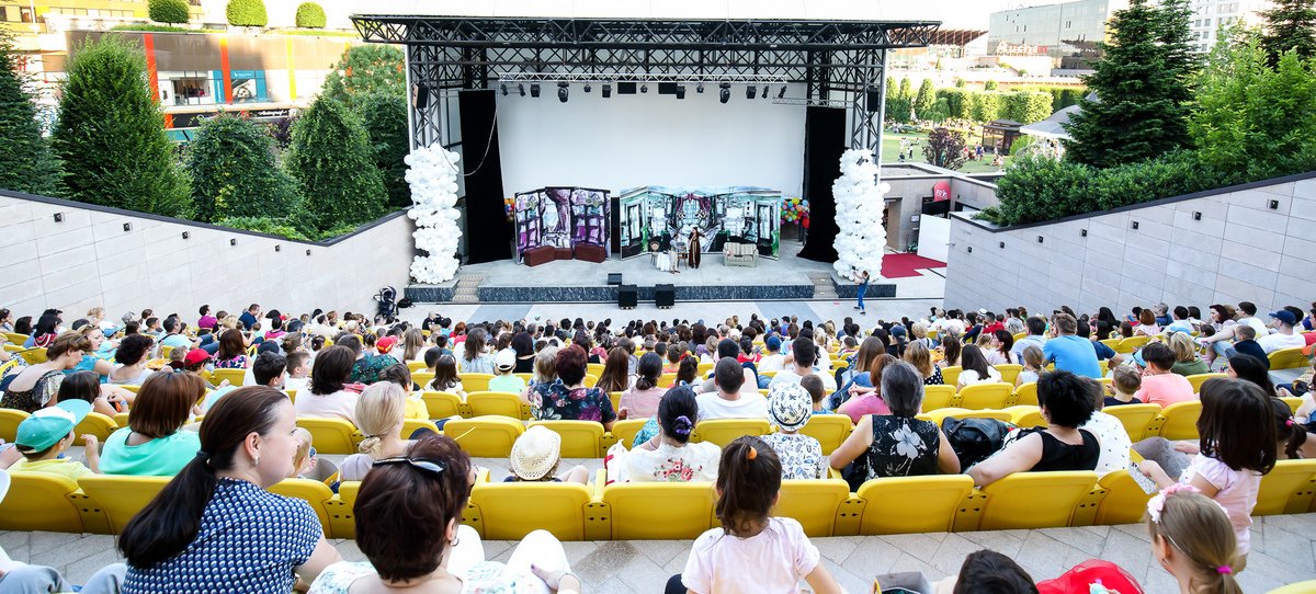  Concert Alexandra Uşurelu, proiecţie de film şi teatru pentru copii, la Amfiteatrul Palas