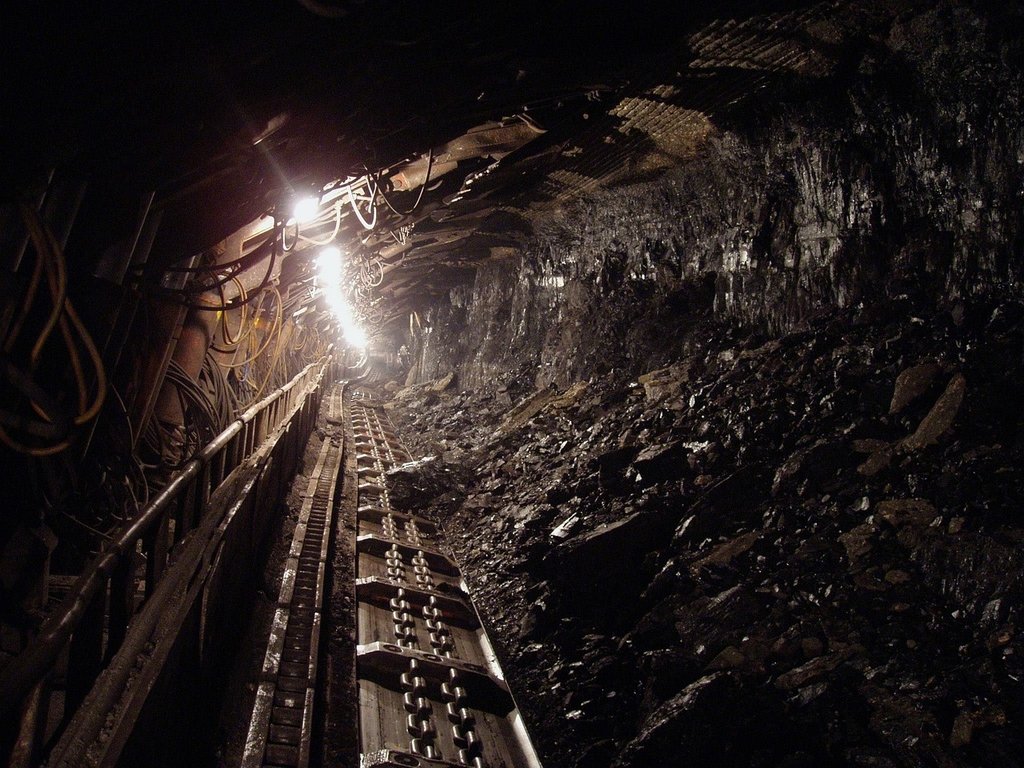  Unul dintre minerii prinși în subteran de surpare, scos mort. Celălalt este în spital