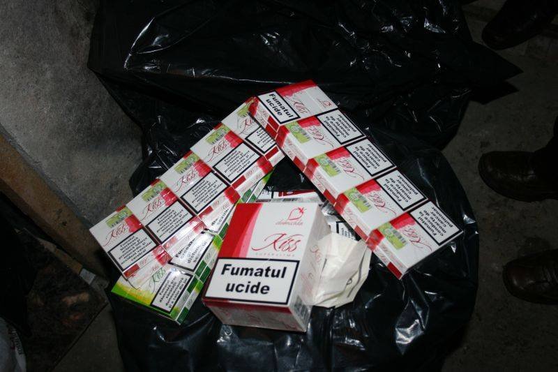  O pensionară avea în maşină 50 de pachete de ţigări de contrabandă