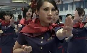  Stewardesele din China, OBLIGATE să ia cursuri de Kung Fu. Motivul – PASAGERII FURIOŞI