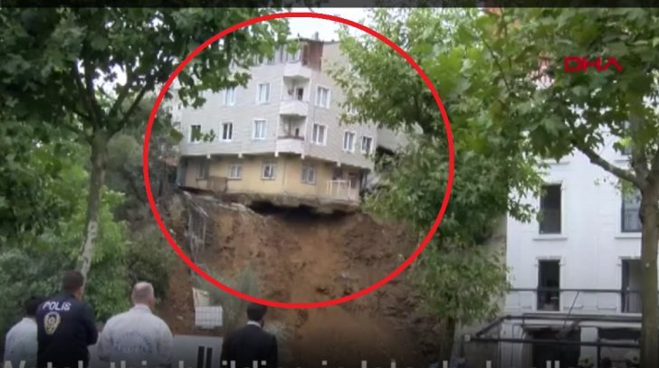  VIDEO: Momentul prăbușirii unei clădiri cu patru etaje după o ploaie torențială