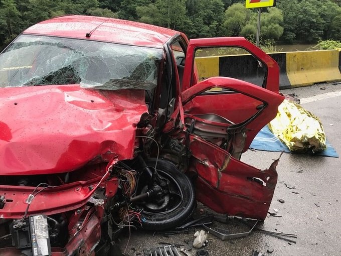  Un autoturism a fost izbit de un tir: o persoană a murit, iar trei sunt grav rănite