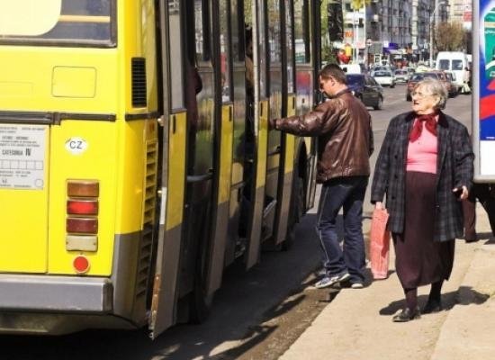  Pensionarii ar putea rămâne fără REDUCERI la transport