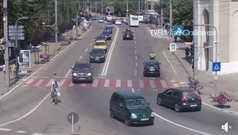 (VIDEO) Accident şocant: Bărbat în scaun cu rotile, izbit în plin de un şofer indiferent