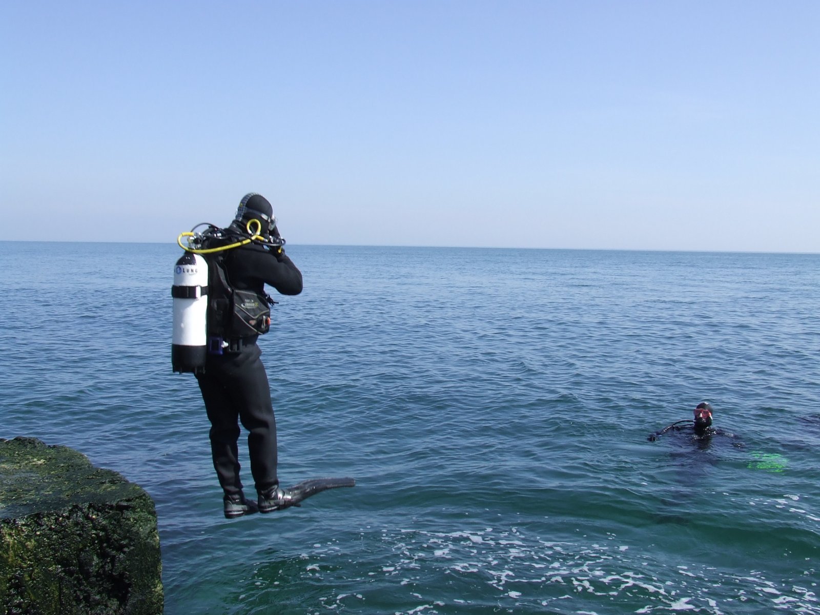  Cadavrul unui bărbat, găsit plutind pe mare la Eforie Sud. A fost recuperat de scafandri