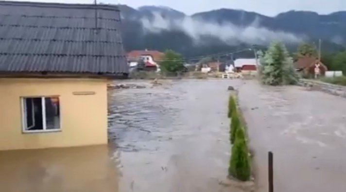  VIDEO: Inundații în Câmpulung Moldovenesc după ce un pârâu a ieșit din matcă
