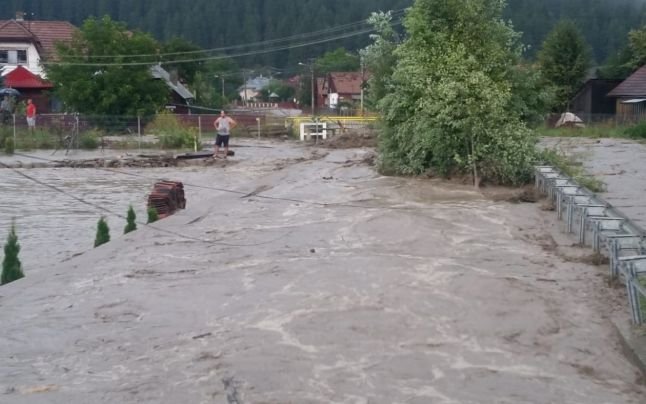  Localnicii dintr-o comună suceveană au sărit să-i ajute pe cei din orășelul vecin afectat de inundații