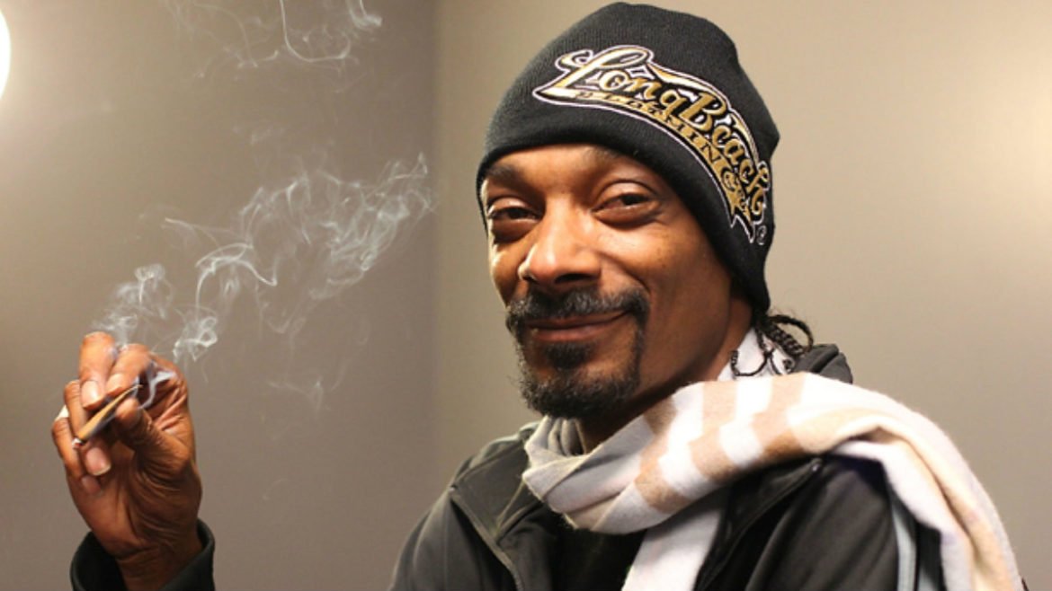  Oare ce a fumat? Rapperul Snoop Doog va publica o carte de bucate în octombrie