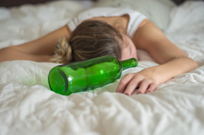  Elevă de 16 ani adusă în comă alcoolică la spital: 2,5 la mie
