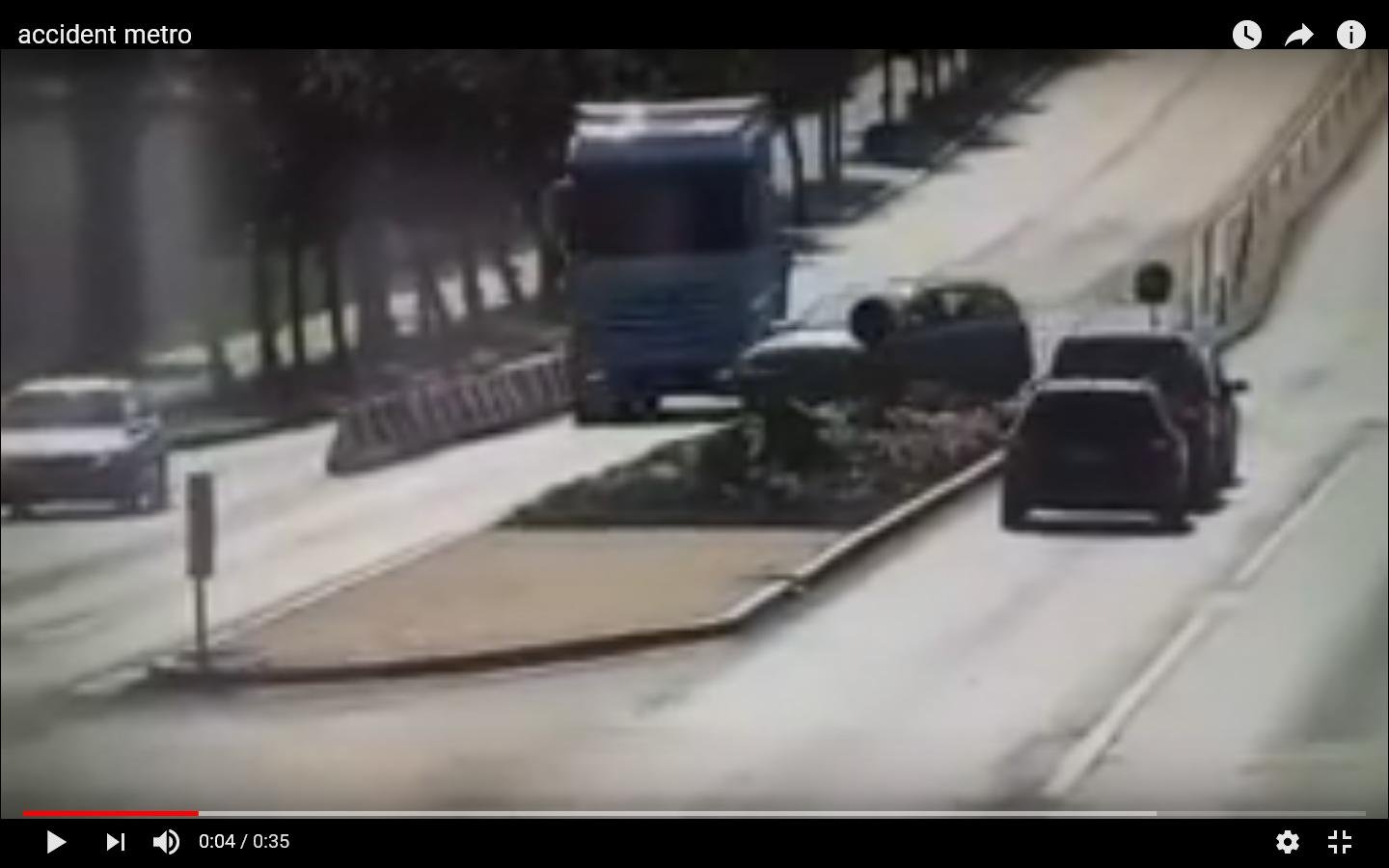  (VIDEO) Imagini din momentul impactului cu un TIR care spulberă o maşină şi ricoşează pe sens opus
