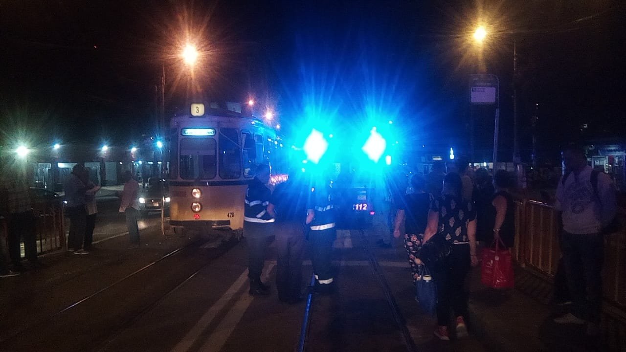  IMAGINI: Bărbat prins sub tramvaiul 3, scos de pompieri. A fost lovit pe trecere
