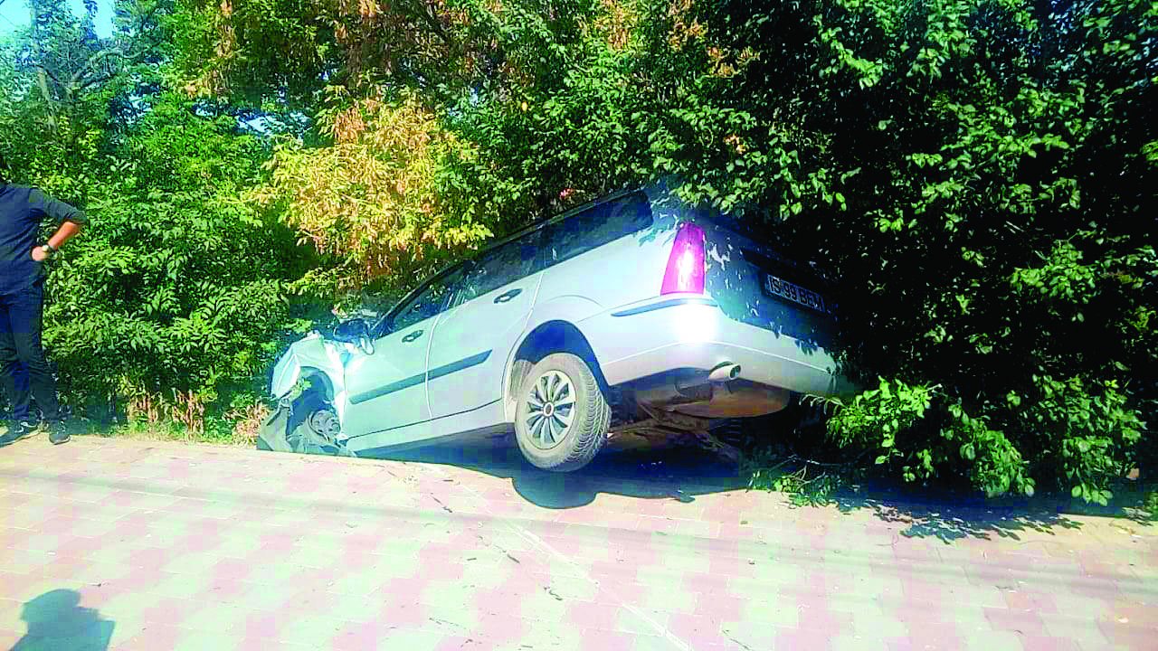  Un şofer beat a dărâmat cu Fordul grilajul unui refugiu și a aterizat pe trotuar în Tătărași