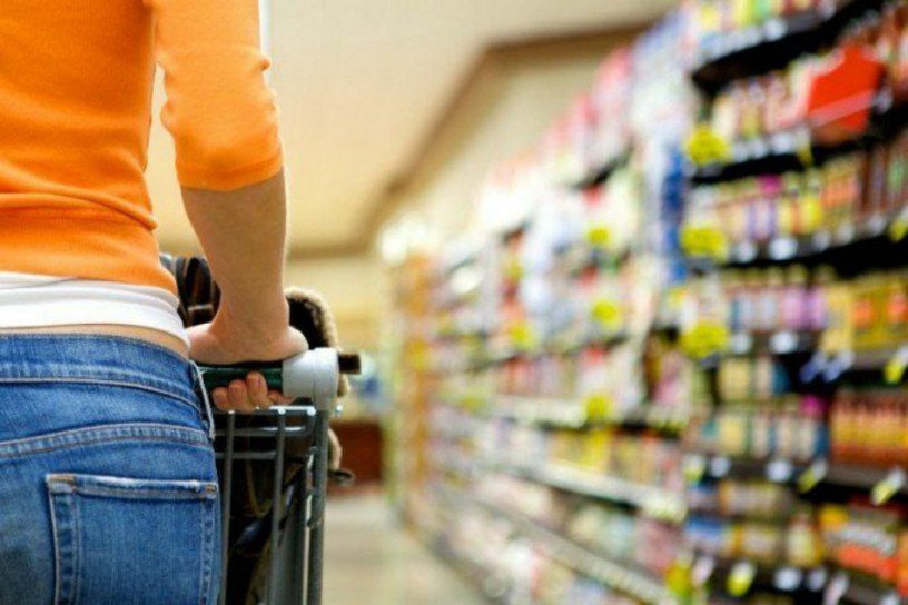  Tânără din Galaţi prinsă furând din supermarket la Iaşi